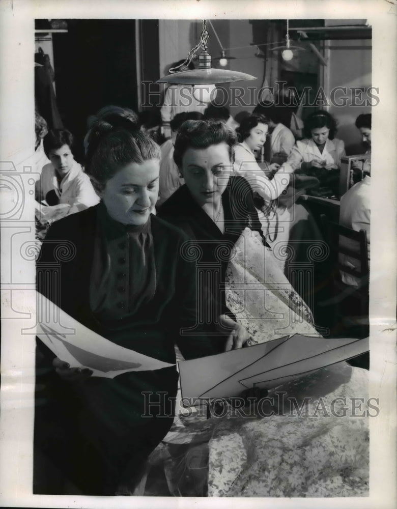 1956 Press Photo Fontana sisters Zoe and Micol - Historic Images