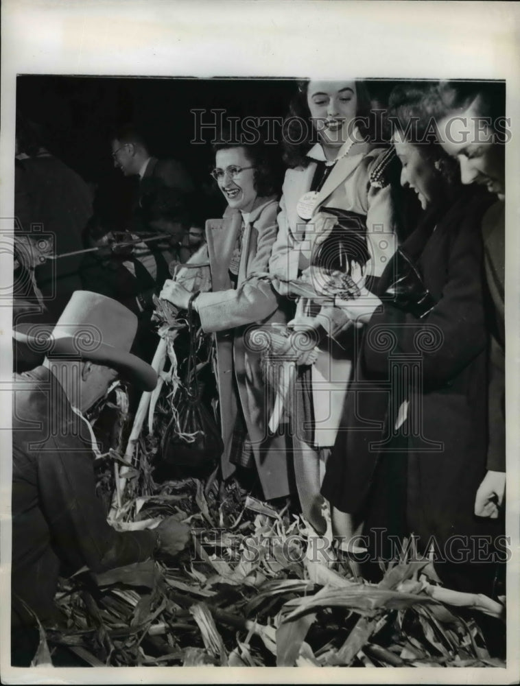 1946 Press Photo At a corn husking party - Historic Images