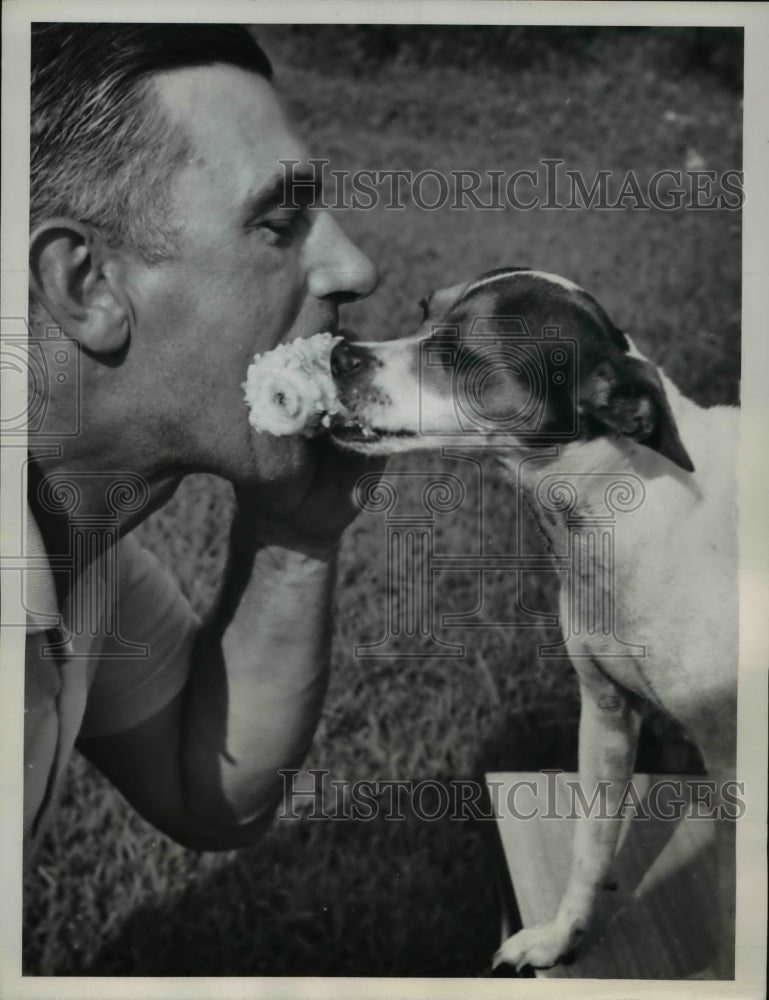 1960 Press Photo Vinny Armusewicz with his pet, Tinker Bell - Historic Images