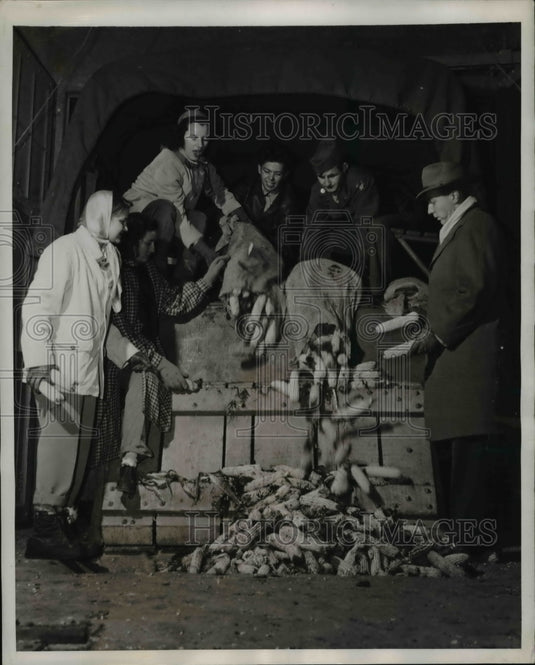 1948 Press Photo The corn fields were hauled by truck to University bins - Historic Images