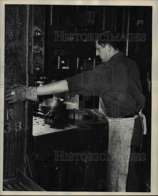 1949 Press Photo Steel Products' division of the Firestone Tire & Rubber Company - Historic Images