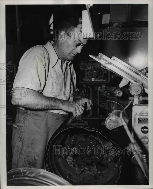 1949 Press Photo Ralph Dann shown at Firestone's Plant - Historic Images