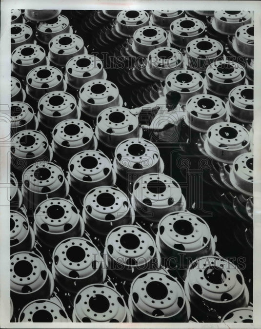 1964 Press Photo Division of Firestone Tire & Rubber Co produce disc wheels - Historic Images