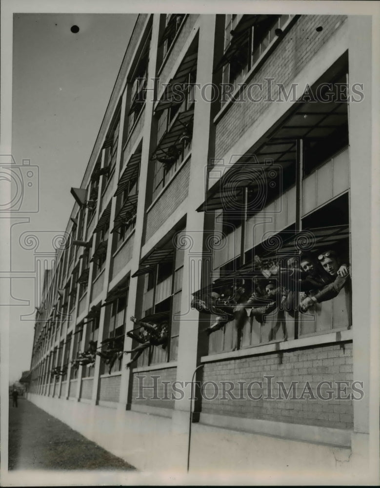 1937 Press Photo Strikers waving from windows of the plant - Historic Images