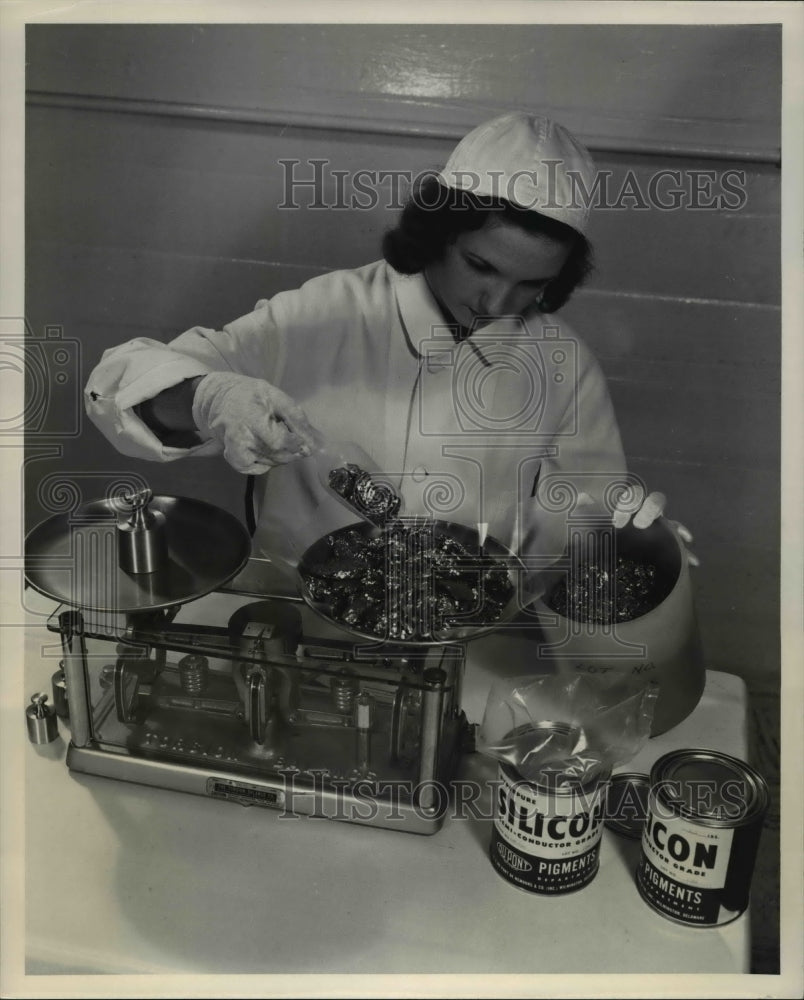 1954 Press Photo Worker at Du Pont wearing a white surgical gown, hat and gloves - Historic Images