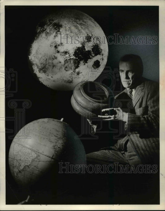 1958 Press Photo Tire made by Firestone Rubber & Co. can travel 624,000 miles - Historic Images