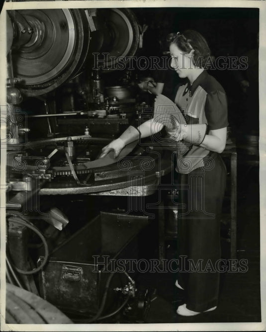 1941 Press Photo Jane Teagle wears the new fashion in the General Electric plant - Historic Images