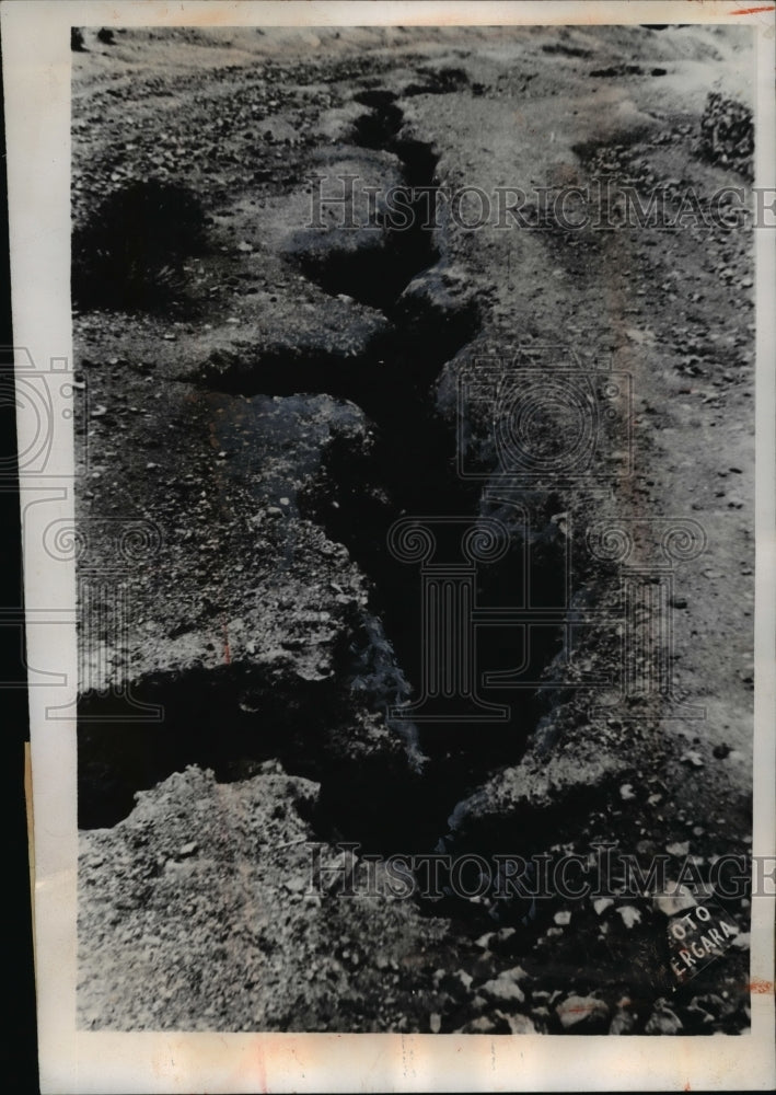 1948 Press Photo Huge fissure opened up after the earthquake in  Peru - Historic Images