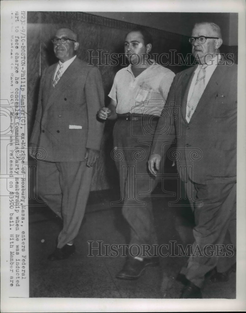 1954 Press Photo BostonPhilip Mamber ex marine enters Federal COurt to face - Historic Images