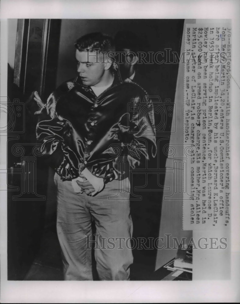 1954 Press Photo Harford Conn John Henry Martin enters Us Commissioners Office - Historic Images