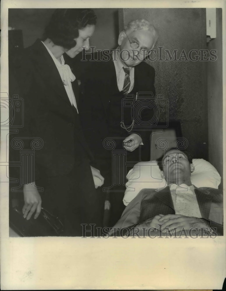 1939 Press Photo Roy Murphy with his wife and attorney, James Mathers Sr. - Historic Images