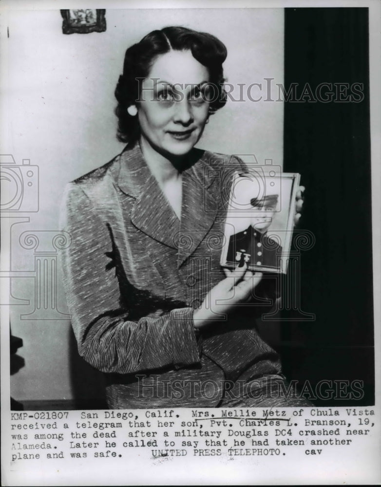 1956 Press Photo Mrs. Melli Metz shows a photo of her son, Pvt. Charles Branson - Historic Images