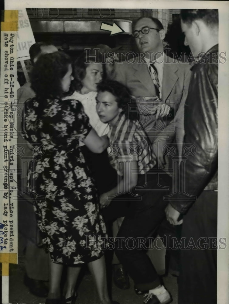 1948 Press Photo Roy Marks, Vice-president of Univis Lens Company and some women - Historic Images