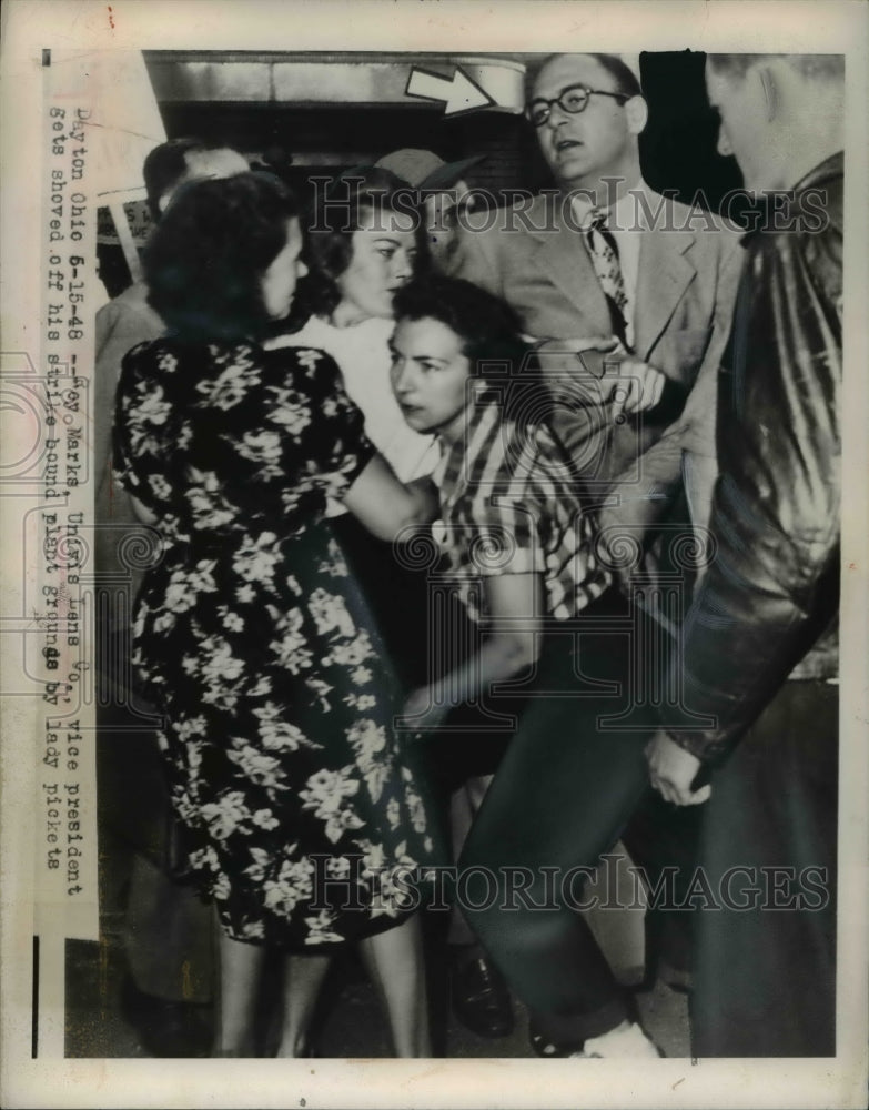 1948 Press Photo Roy Marks, Vice-president of Univis Lens Company and some women - Historic Images