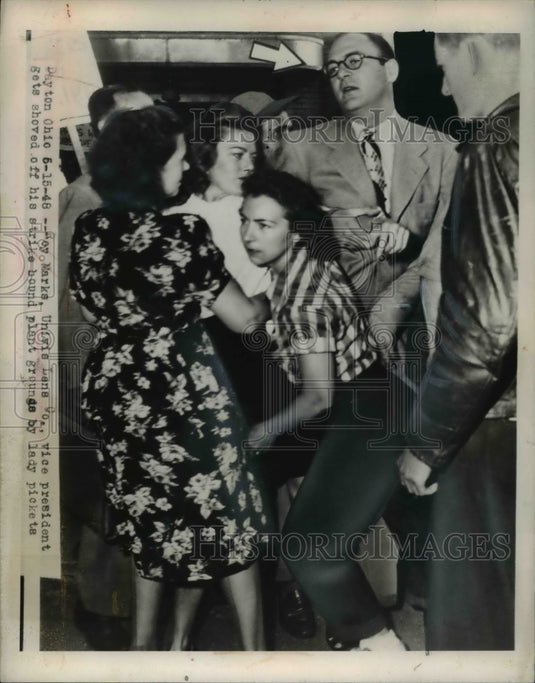1948 Press Photo Roy Marks, Vice-president of Univis Lens Company and some women - Historic Images
