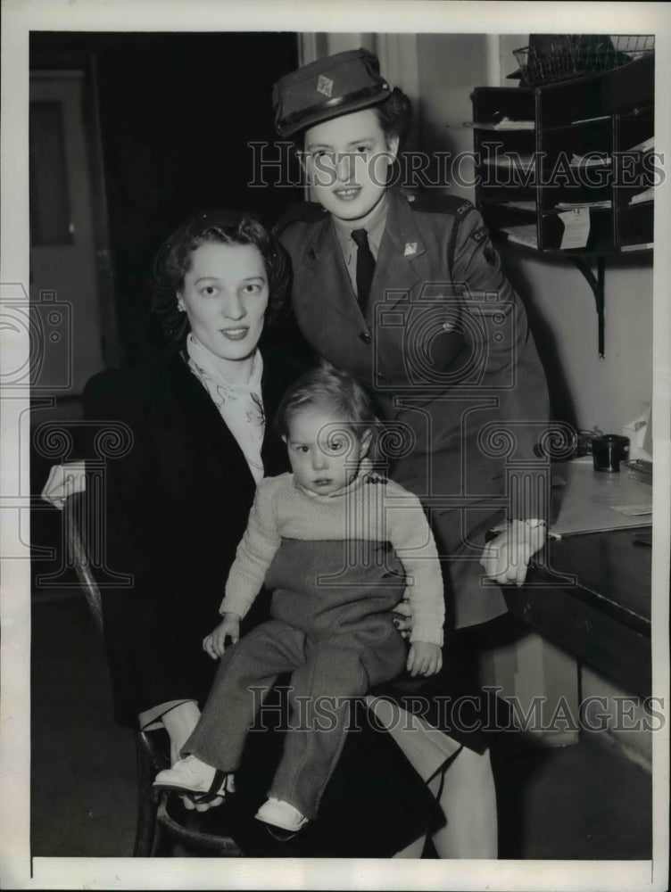 1946 Press Photo Gail Mitchell with her mother Mrs. Thelma Mitchell and her aunt - Historic Images