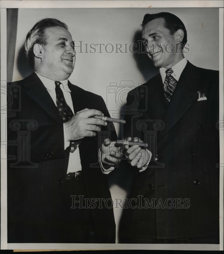 1946 Press Photo John Moraco and his son, Paul exchanging cigars - Historic Images