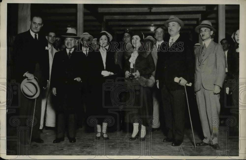 1932 Press Photo Katsuji Debuchi with his wife and their party as they arrived - Historic Images