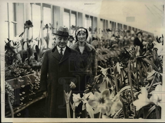 1931 Press Photo Katsuji Debuchi and Mrs. Debuchi viewing the amaryllis - Historic Images