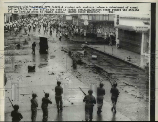 1958 Press Photo Student mob scatters before a detachment of armed police - Historic Images