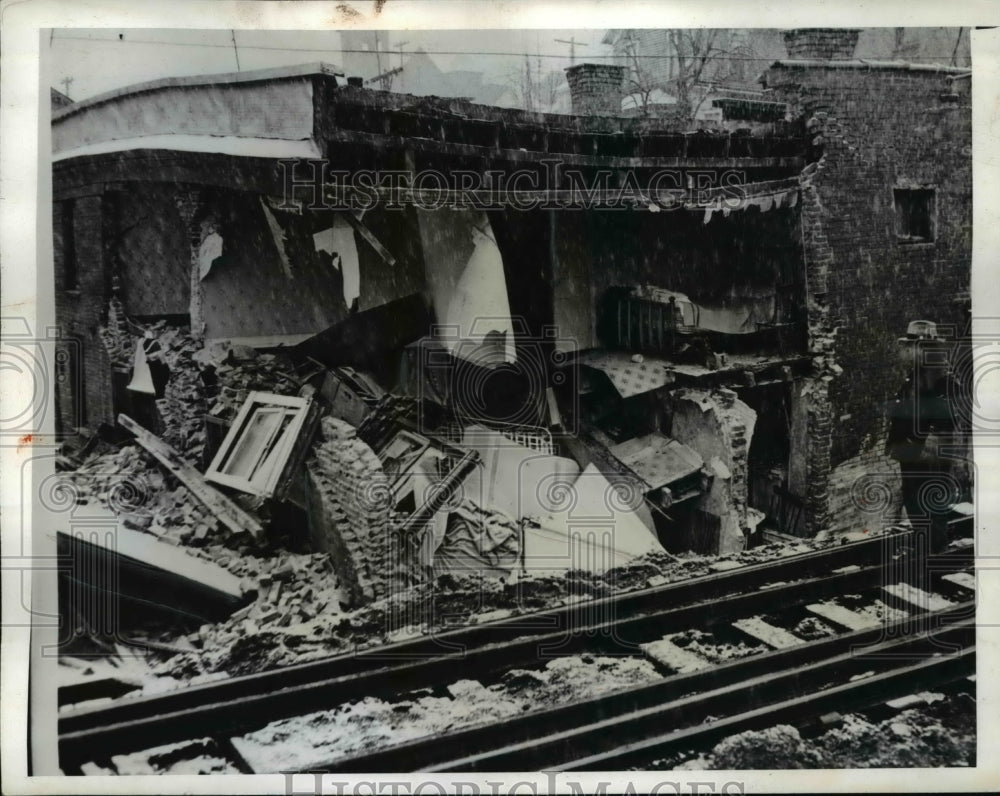 1942 Press Photo Snow falls on the wrecked furniture of this Pittston home - Historic Images