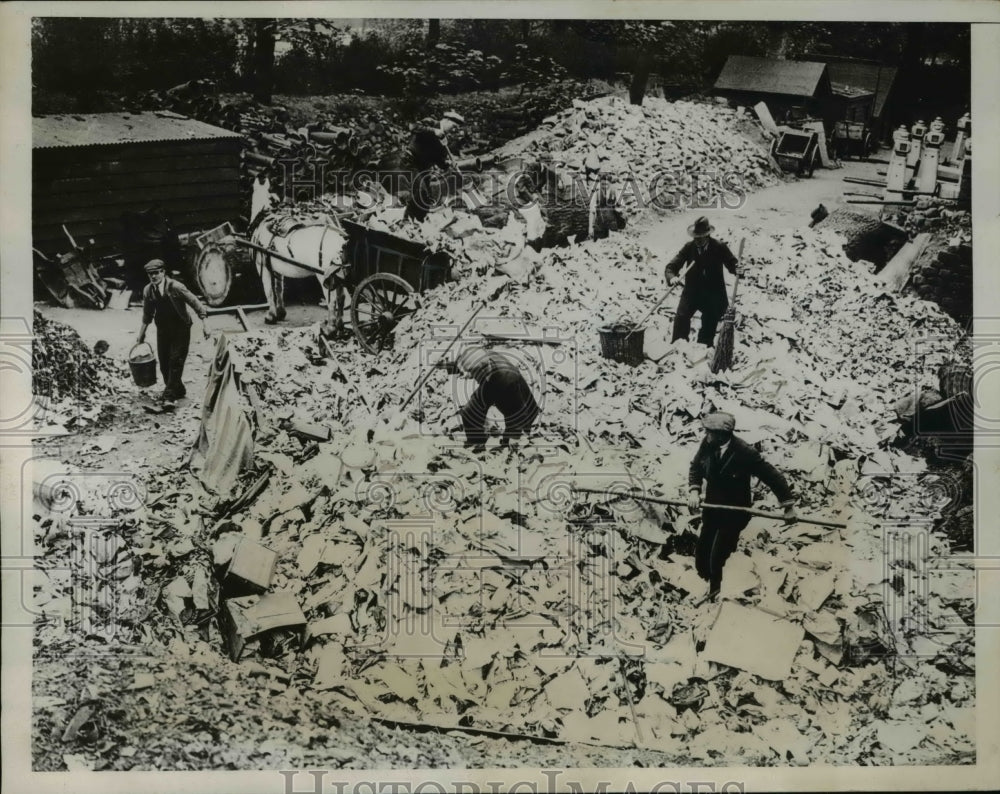 1935 Press Photo The huge pile of rubbish gathered in one street - Historic Images