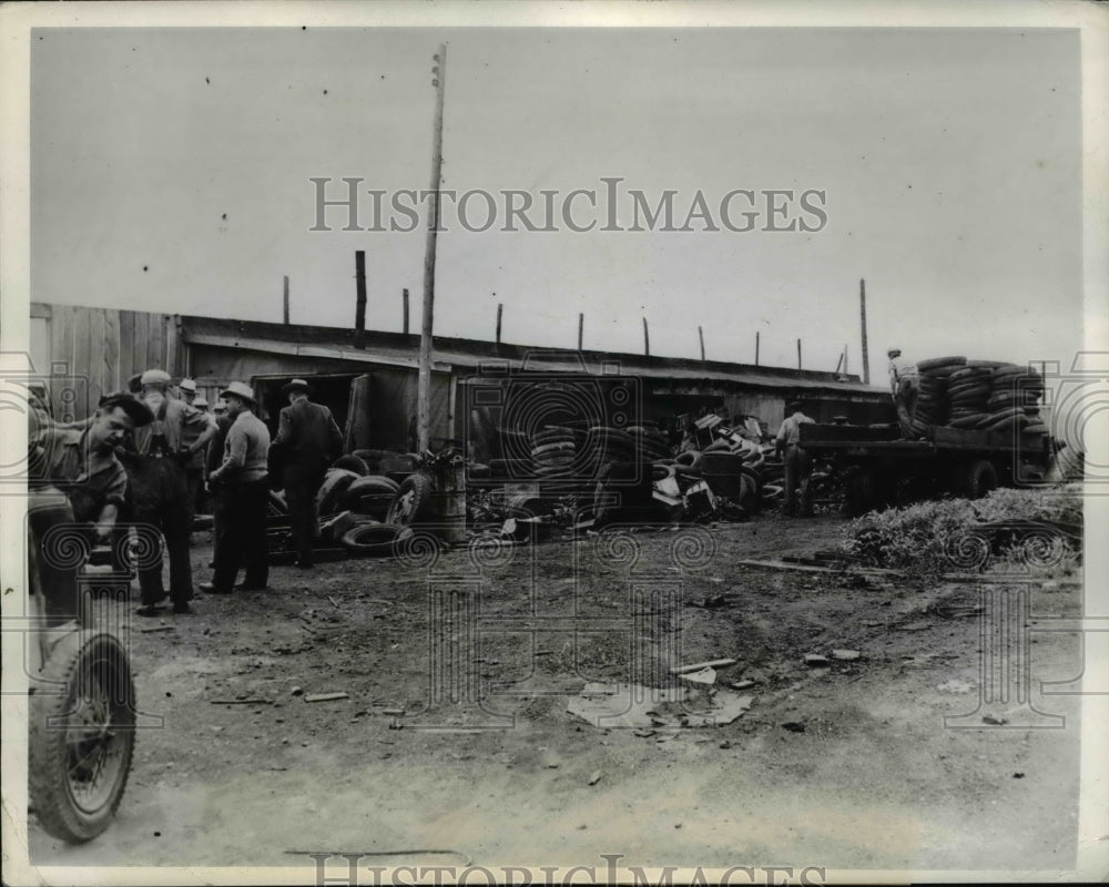 1942 Federal marshals taking over the A.O. Shaffer Automobile-Historic Images