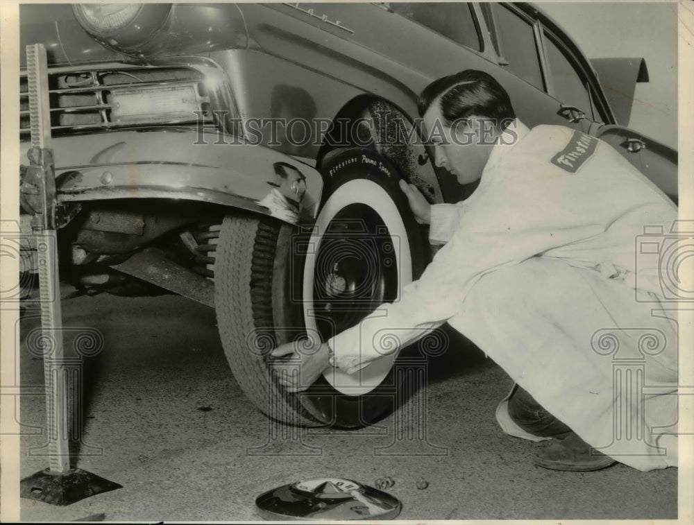 1958 Press Photo Worker of Firestone testing the new tire called Perma Spare - Historic Images