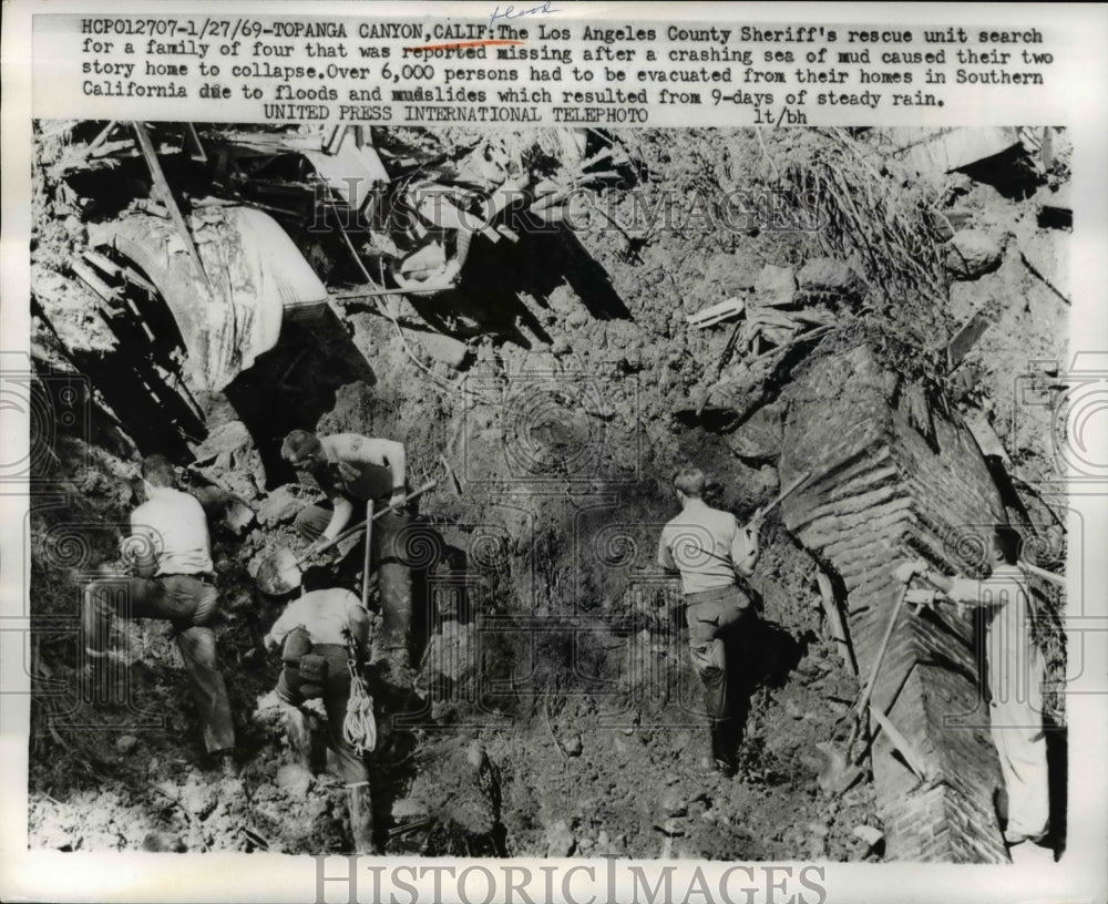 1969 Press Photo Los Angeles Rescue units search for the victims of mudslide. - Historic Images