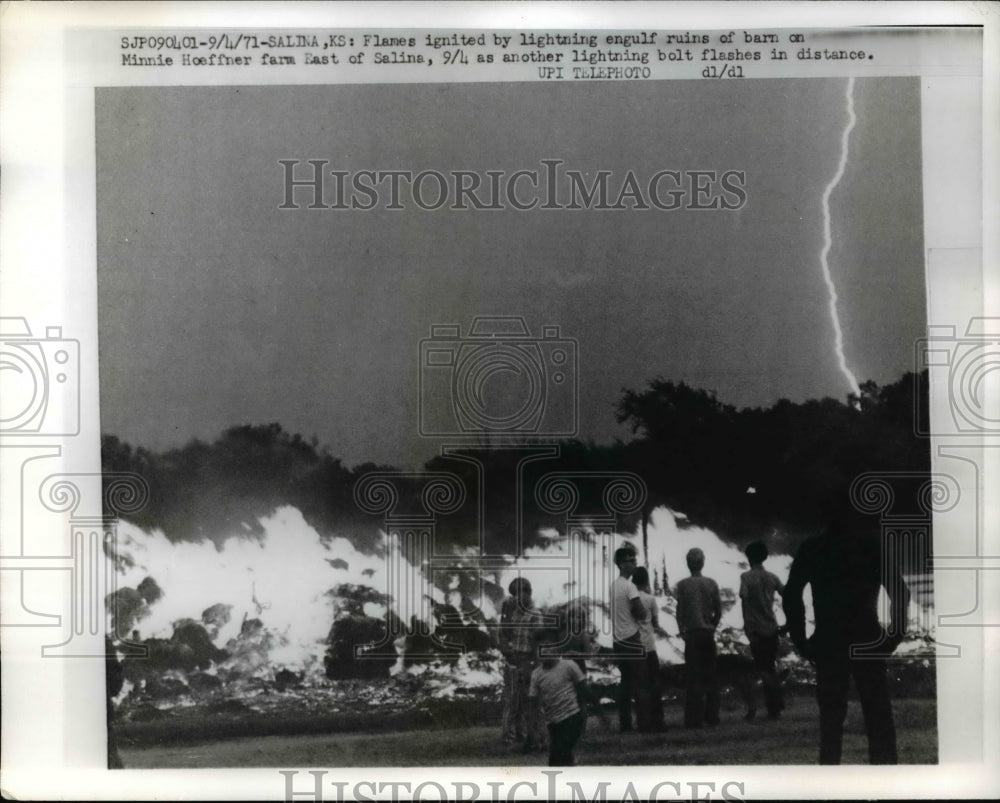 1971 Press Photo Flames ignited by ligting engulf ruin barn on Minnie Hoeffner. - Historic Images