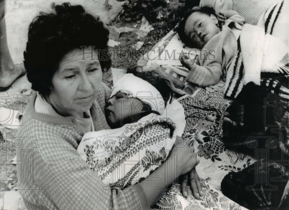 1970 Press Photo Peruvian Mother awaits for evacuation from quake-raveged Town - Historic Images