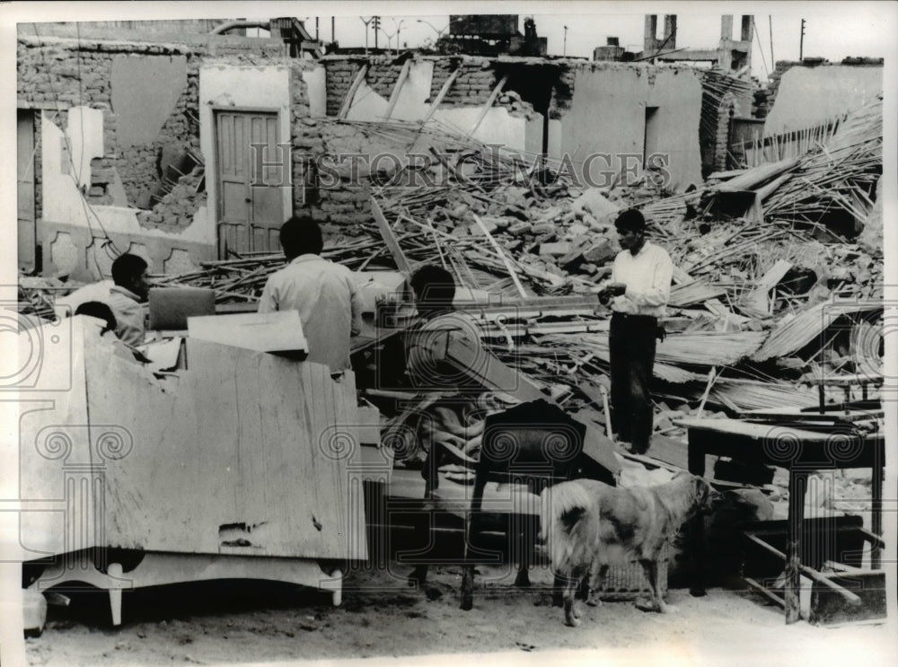 1970 Press Photo Peruvian at the wreckage of their home after a Earthquale - Historic Images