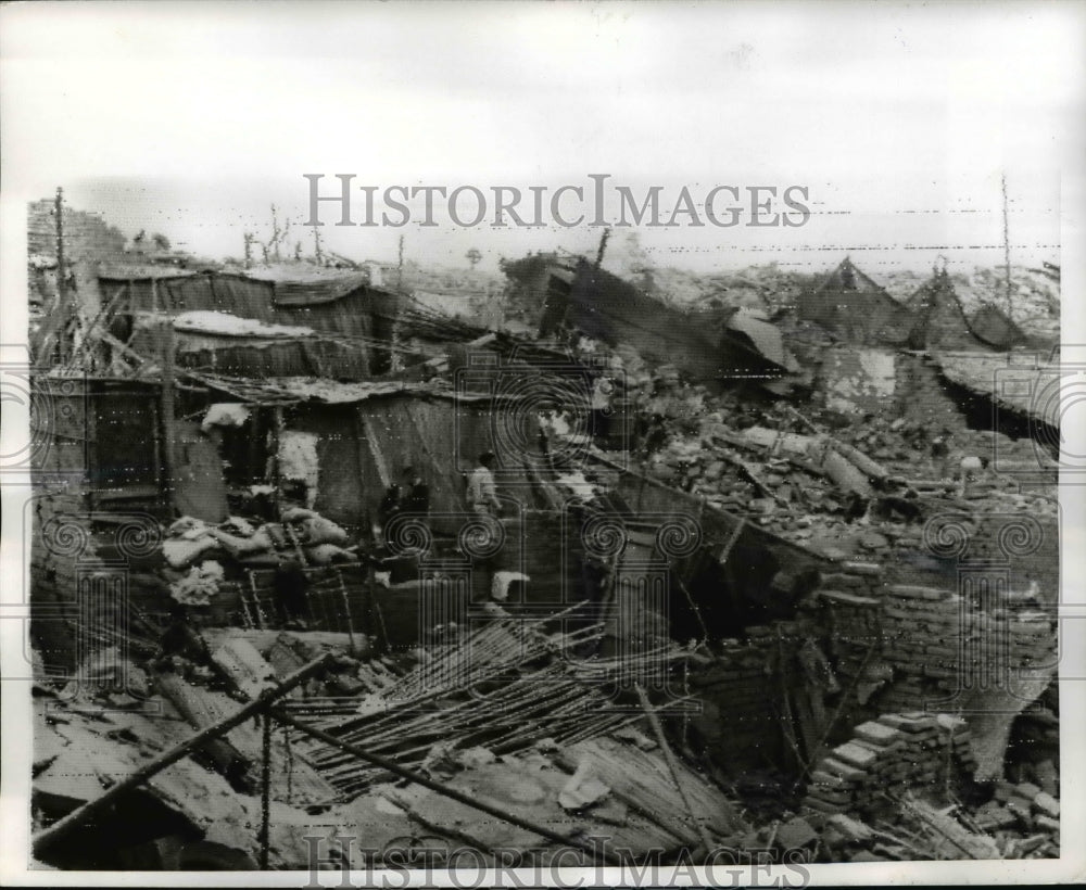 1970 Press Photo Peru survivors on worst earthquake looking through the rubble - Historic Images