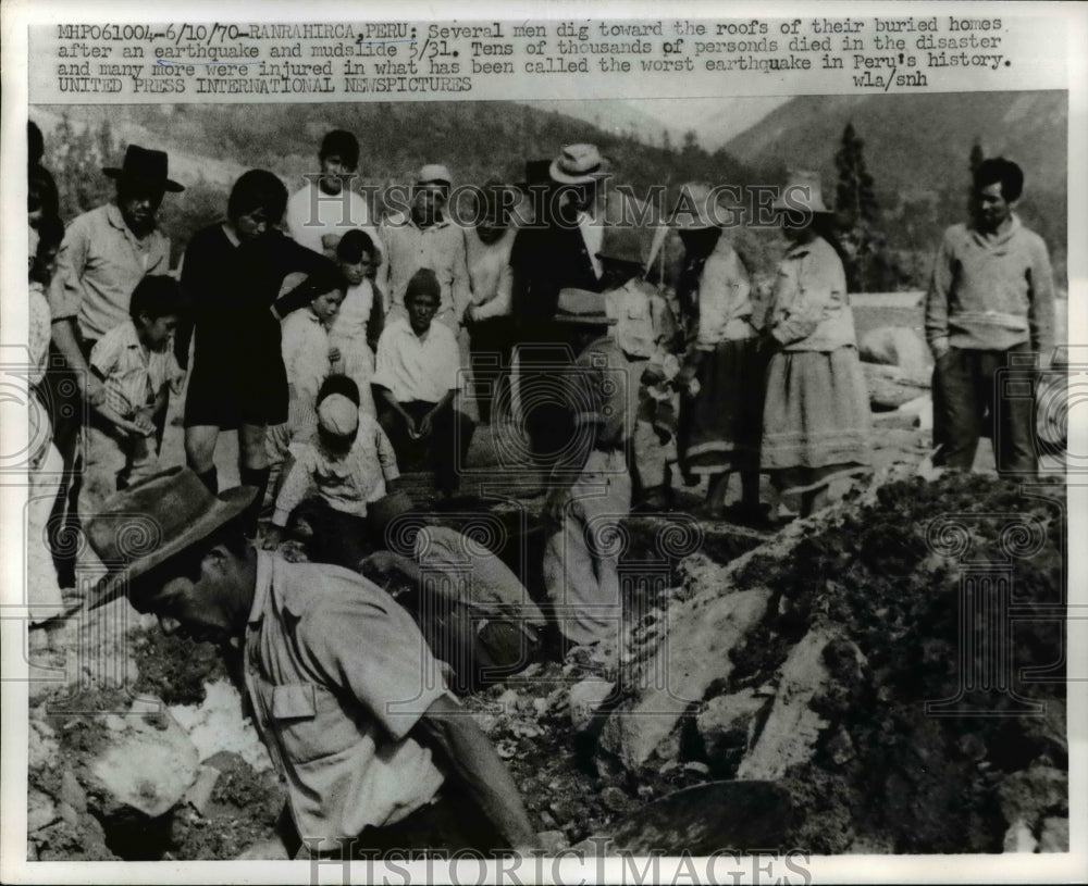 1970 Press Photo Men digs buried homes after earthquake &amp; mudslide in Peru - Historic Images