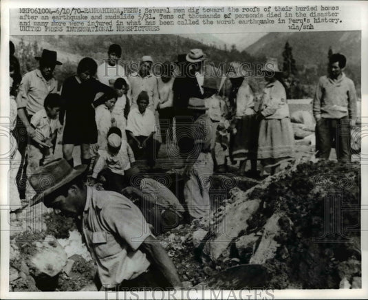 1970 Press Photo Men digs buried homes after earthquake & mudslide in Peru - Historic Images