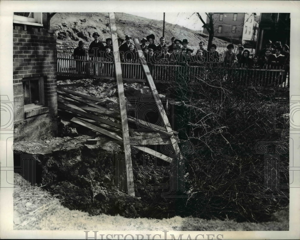 1943 Press Photo Cave-in damages four-block areas of Pittston, Pa - Historic Images