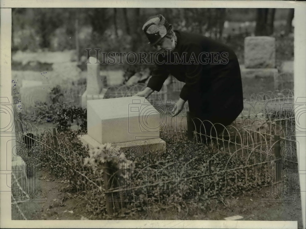 1931 Press Photo Mrs. M.J. Moore of Brookline, Mass., decorating the grave - Historic Images