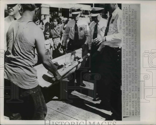 1952 Press Photo Police carry 7 year old Oba Gibson waiting ambulance - Historic Images