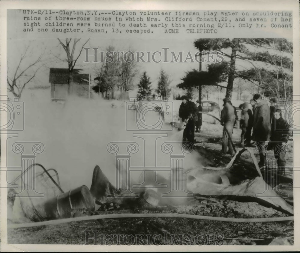 1949 Press Photo Firemen sprays water on the smouldering house of Mrs.Conant - Historic Images