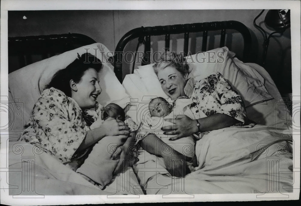 1946 Press Photo Buffalo NY doing well in Children&#39;s Hospital are Mother, Mrs - Historic Images