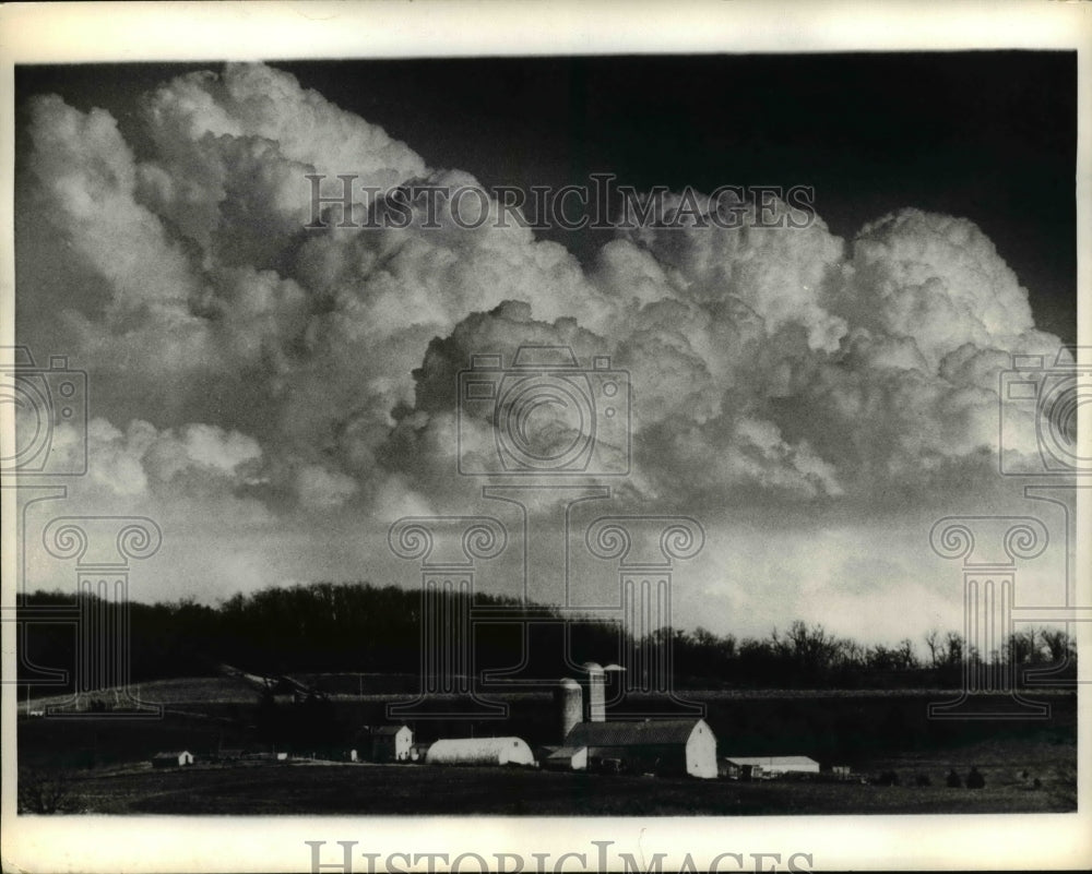 1974 Press Photo Woodbine Ill rain clouds gather over a farm - Historic Images