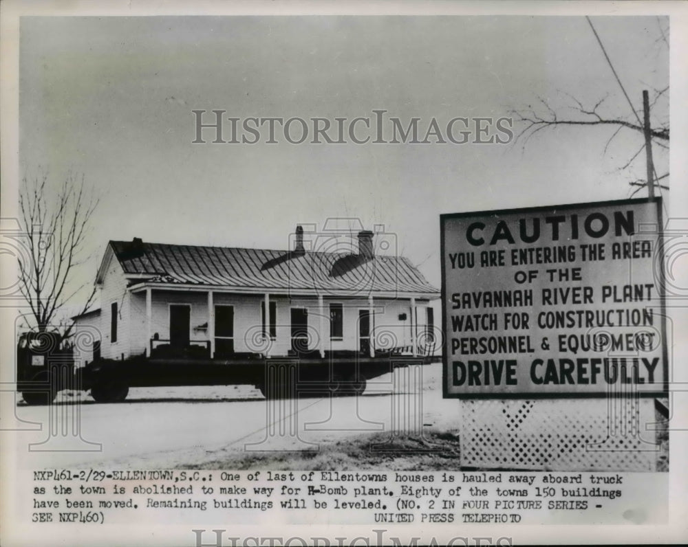 1952 Ellenstown House is hauled abroad truck for H - Historic Images