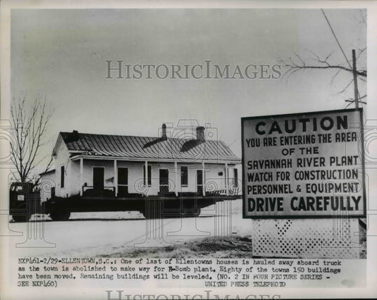 1952 Ellenstown House is hauled abroad truck for H - Historic Images