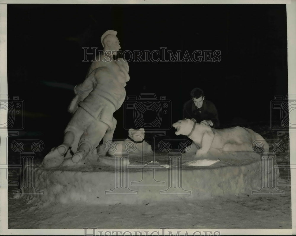 1940 Press Photo Hanover NH Dartmouth snow sculptures & Ian Brown - Historic Images