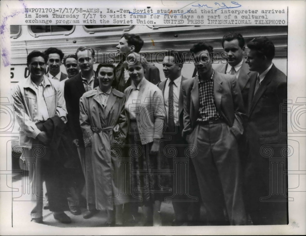 1958 Press Photo Soviet students & interpreter in Iowa for cultural exchange - Historic Images