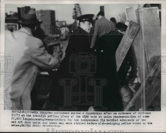 1953 Press Photo New York 2 policemen subdue a dock worker after an outbreak of - Historic Images