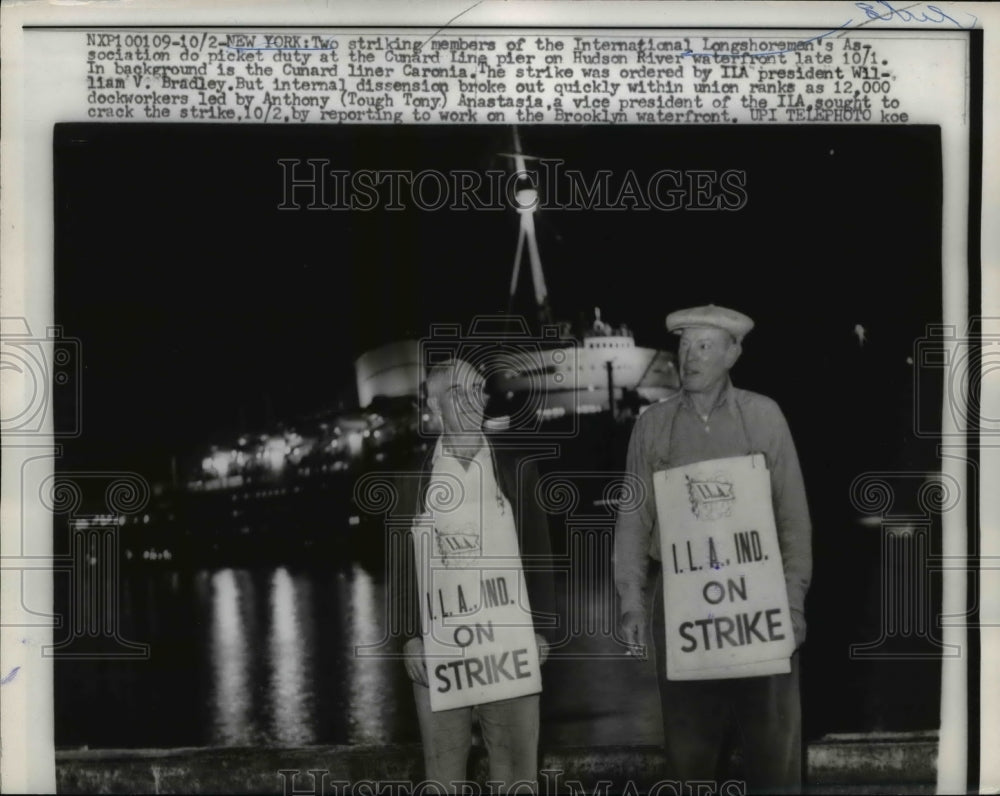 1959 Press Photo New York 2 striking members of the ILA do picket duty at the - Historic Images