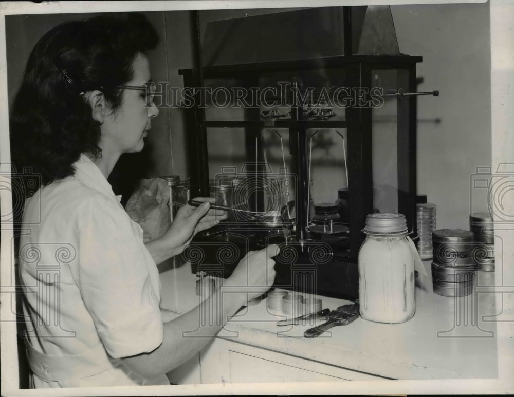 1947 Press Photo Indianapolis Ind Laboratory tests of all grain brought to the - Historic Images