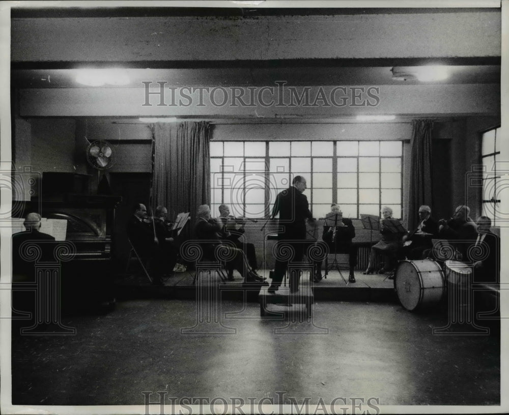 1958 Press Photo The orchestra which numbers 20 practices Monday, Wednesday and - Historic Images