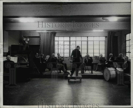 1958 Press Photo The orchestra which numbers 20 practices Monday, Wednesday and - Historic Images